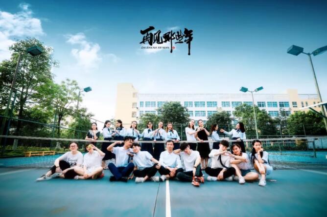 班級創(chuàng)意畢業(yè)照拍攝-拍畢業(yè)照合影-大學畢業(yè)照拍攝圖片2