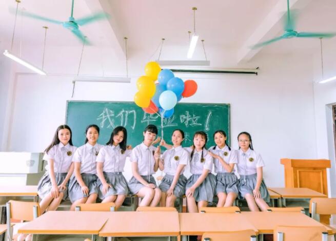 班級創(chuàng)意畢業(yè)照拍攝-拍畢業(yè)照合影-大學畢業(yè)照拍攝圖片5